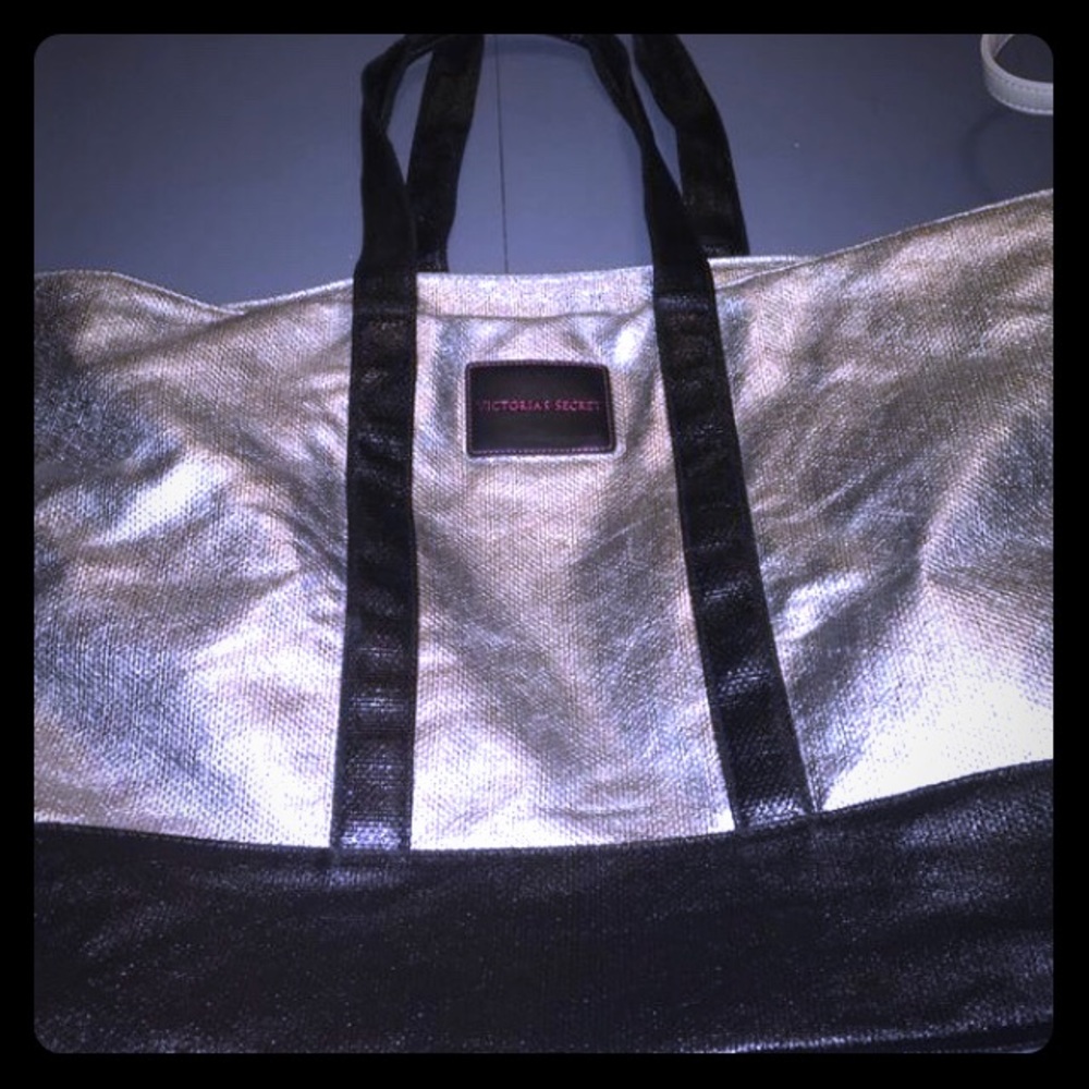 VS Silver/Black Weekender Bag GREAT FOR TRAVELING